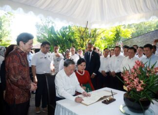 Tổng Bí thư và Phu nhân dự Lễ đặt tên hoa lan ở Vườn Thực vật Quốc gia Singapore