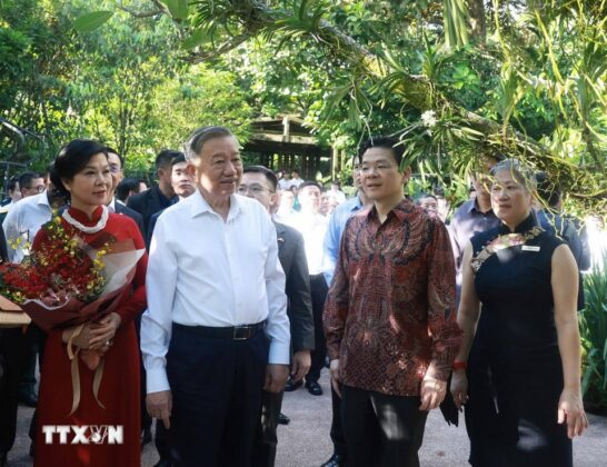 Tổng B&iacute; thư T&ocirc; L&acirc;m v&agrave; Phu nh&acirc;n c&ugrave;ng Thủ tướng Singapore Lawrence Wong tham quan Vườn thực vật Quốc gia Singapore.