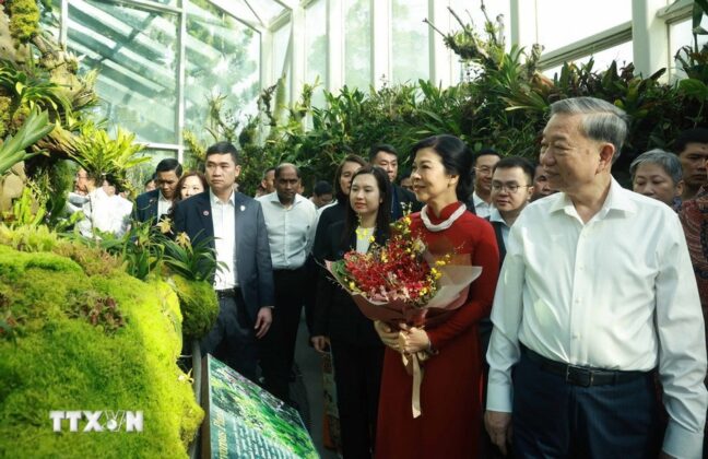 Tổng B&iacute; thư T&ocirc; L&acirc;m v&agrave; Phu nh&acirc;n c&ugrave;ng Thủ tướng Singapore Lawrence Wong tham quan Vườn thực vật Quốc gia Singapore.