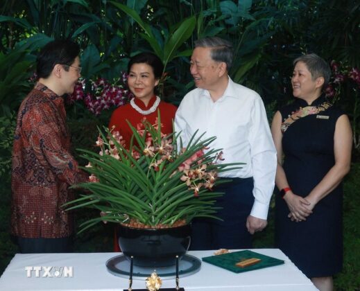 Tổng B&iacute; thư T&ocirc; L&acirc;m v&agrave; Phu nh&acirc;n c&ugrave;ng Thủ tướng Singapore Lawrence Wong dự Lễ đặt t&ecirc;n hoa lan tại Vườn thực vật Quốc gia Singapore.