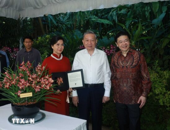 Tổng B&iacute; thư T&ocirc; L&acirc;m v&agrave; Phu nh&acirc;n c&ugrave;ng Thủ tướng Singapore Lawrence Wong dự Lễ đặt t&ecirc;n một lo&agrave;i hoa lan mới mang t&ecirc;n 'T&ocirc; L&acirc;m Linh Ly' tại Vườn thực vật Quốc gia Singapore.