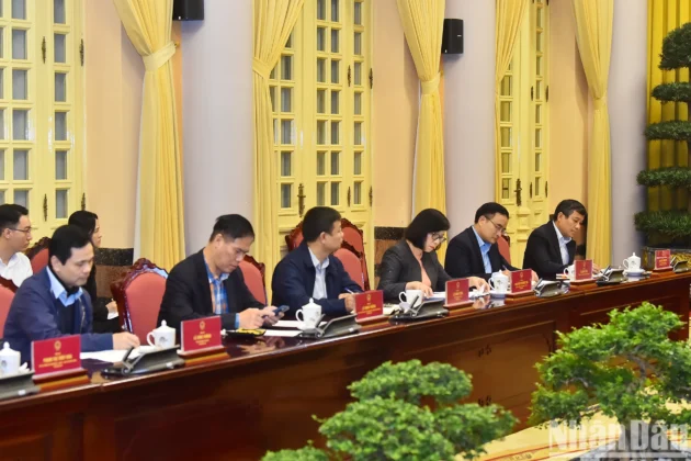 Thứ trưởng Thường trực Bộ Ngoại giao Nguyễn Minh Vũ c&ugrave;ng c&aacute;c đồng ch&iacute; l&atilde;nh đạo c&aacute;c đơn vị Bộ Ngoại giao tại buổi l&agrave;m việc.