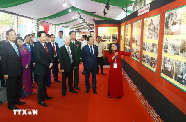 Chủ tịch nước Lương Cường v&agrave; c&aacute;c đại biểu tham quan trưng b&agrave;y ảnh kỷ niệm 50 năm Giải ph&oacute;ng tỉnh B&igrave;nh Phước (23/3/1975-23/3/2025).