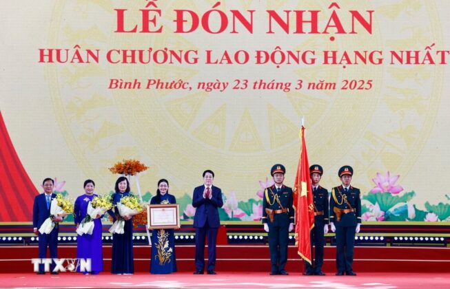 Chủ tịch nước Lương Cường trao Hu&acirc;n chương Lao động hạng Nhất tặng Đảng bộ, ch&iacute;nh quyền v&agrave; nh&acirc;n d&acirc;n tỉnh B&igrave;nh Phước.