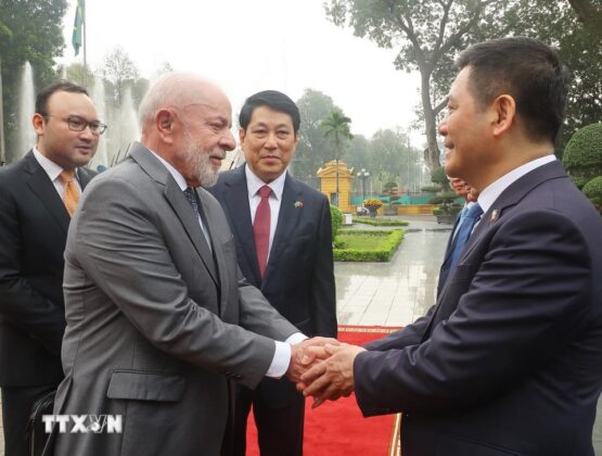 Chủ tịch nước Lương Cường giới thiệu c&aacute;c đại biểu Việt Nam với Tổng thống Brazil Luiz In&aacute;cio Lula da Silva.