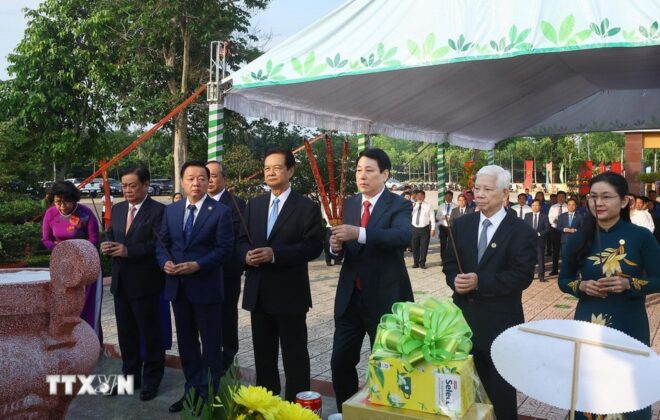 Trước đ&oacute;, Chủ tịch nước Lương Cường v&agrave; c&aacute;c đại biểu d&acirc;ng hương tại Khu Di t&iacute;ch lịch sử Quốc gia Ph&uacute; Riềng Đỏ, tại x&atilde; Thuận Lợi, huyện Đồng Ph&uacute;, nơi th&agrave;nh lập Chi bộ Cộng sản Đảng đầu ti&ecirc;n ở miền Đ&ocirc;ng Nam bộ.
