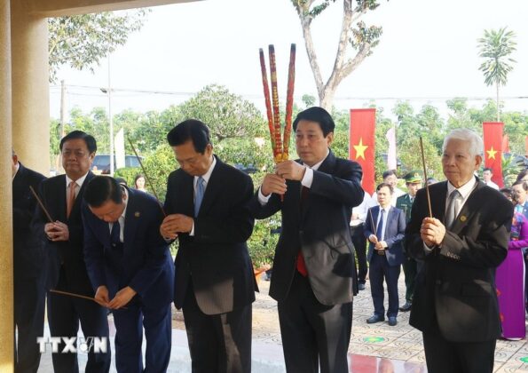 Chủ tịch nước Lương Cường v&agrave; c&aacute;c đại biểu d&acirc;ng hương tượng niệm c&aacute;c Anh h&ugrave;ng Liệt sỹ.