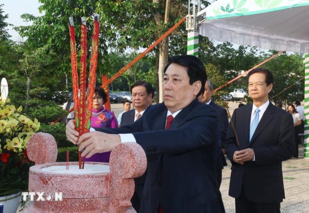 Chủ tịch nước Lương Cường v&agrave; c&aacute;c đại biểu d&acirc;ng hương tại Khu Di t&iacute;ch lịch sử Quốc gia Ph&uacute; Riềng Đỏ, tại x&atilde; Thuận Lợi, huyện Đồng Ph&uacute;.