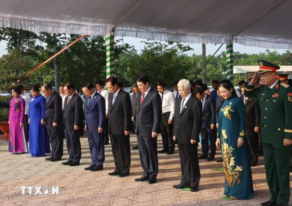 Chủ tịch nước Lương Cường v&agrave; c&aacute;c đại biểu d&acirc;ng hương tại Khu Di t&iacute;ch lịch sử Quốc gia Ph&uacute; Riềng Đỏ, tại x&atilde; Thuận Lợi, huyện Đồng Ph&uacute;.