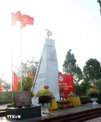 Chủ tịch nước Lương Cường v&agrave; c&aacute;c đại biểu d&acirc;ng hương tại Khu Di t&iacute;ch lịch sử Quốc gia Ph&uacute; Riềng Đỏ, tại x&atilde; Thuận Lợi, huyện Đồng Ph&uacute;.