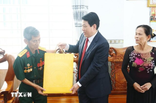 Chủ tịch nước Lương Cường tặng qu&agrave; cho gia đ&igrave;nh cựu chiến binh Nguyễn Phương Mỹ (phường T&acirc;n Đồng, th&agrave;nh phố Đồng Xo&agrave;i, tỉnh B&igrave;nh Phước).