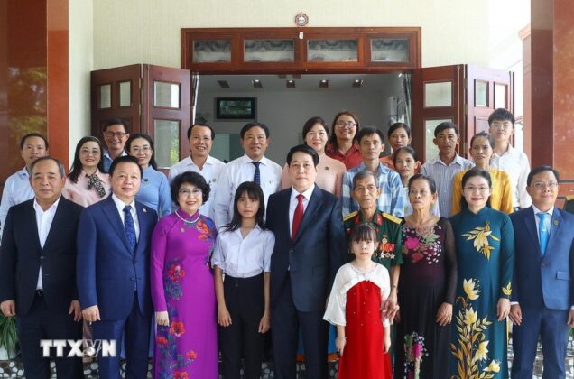 Chủ tịch nước Lương Cường c&ugrave;ng c&aacute;c đồng ch&iacute; l&atilde;nh đạo v&agrave; gia đ&igrave;nh cựu chiến binh Nguyễn Phương Mỹ.