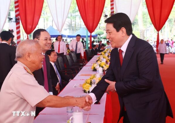 Chủ tịch nước Lương Cường với c&aacute;c đại biểu dự Lễ kỷ niệm 50 năm Giải ph&oacute;ng tỉnh B&igrave;nh Phước (23/3/1975-23/3/2025).