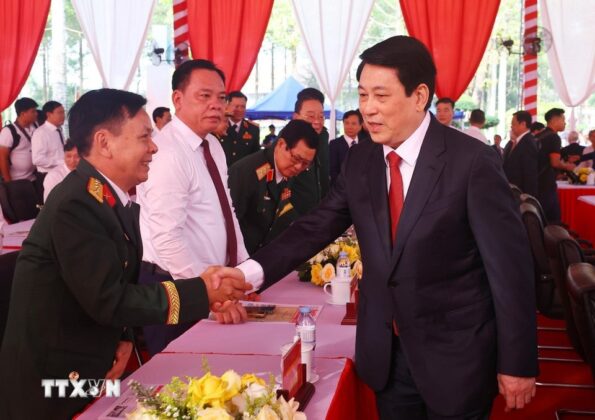Chủ tịch nước Lương Cường với c&aacute;c đại biểu dự Lễ kỷ niệm 50 năm Giải ph&oacute;ng tỉnh B&igrave;nh Phước (23/3/1975-23/3/2025).