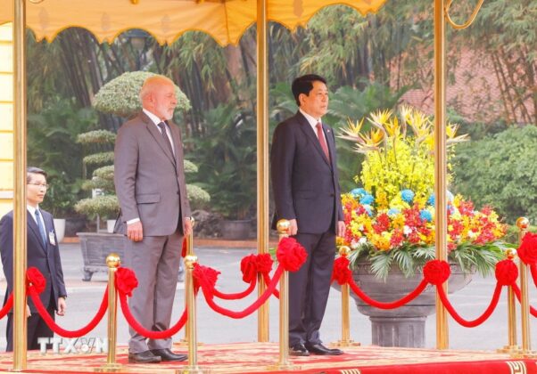 Chủ tịch nước Lương Cường v&agrave; Tổng thống Brazil Luiz In&aacute;cio Lula da Silva nghe qu&acirc;n nhạc cử Quốc thiều hai nước.