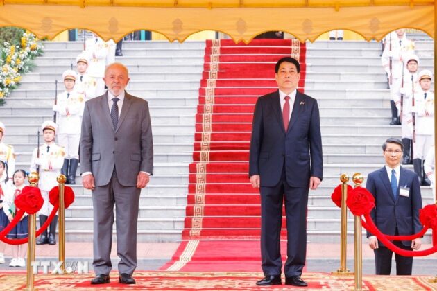 Chủ tịch nước Lương Cường v&agrave; Tổng thống Brazil Luiz In&aacute;cio Lula da Silva nghe qu&acirc;n nhạc cử Quốc thiều hai nước.