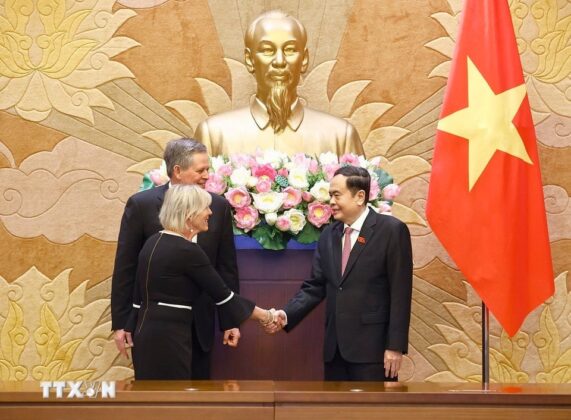 Chủ tịch Quốc hội Trần Thanh Mẫn tiếp Thượng Nghị sỹ Hoa Kỳ Steve Daines v&agrave; phu nh&acirc;n.