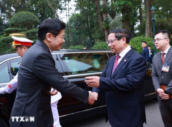 Thủ tướng Phạm Minh Ch&iacute;nh đ&oacute;n Thủ tướng Singapore Lawrence Wong.