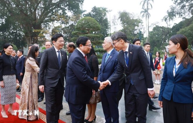 Thủ tướng Singapore Lawrence Wong giới thiệu với Thủ tướng Phạm Minh Ch&iacute;nh th&agrave;nh vi&ecirc;n đo&agrave;n Singapore.