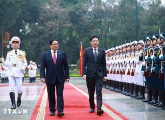 Thủ tướng Phạm Minh Chính và Thủ tướng Singapore Lawrence Wong duyệt Đội danh dự Quân đội nhân dân Việt Nam.