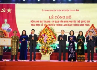 Công bố lễ hội làng Bát Tràng là Di sản văn hóa phi vật thể quốc gia Công bố lễ hội làng Bát Tràng là Di sản văn hóa phi vật thể quốc gia