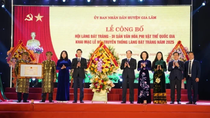 Công bố lễ hội làng Bát Tràng là Di sản văn hóa phi vật thể quốc gia Công bố lễ hội làng Bát Tràng là Di sản văn hóa phi vật thể quốc gia