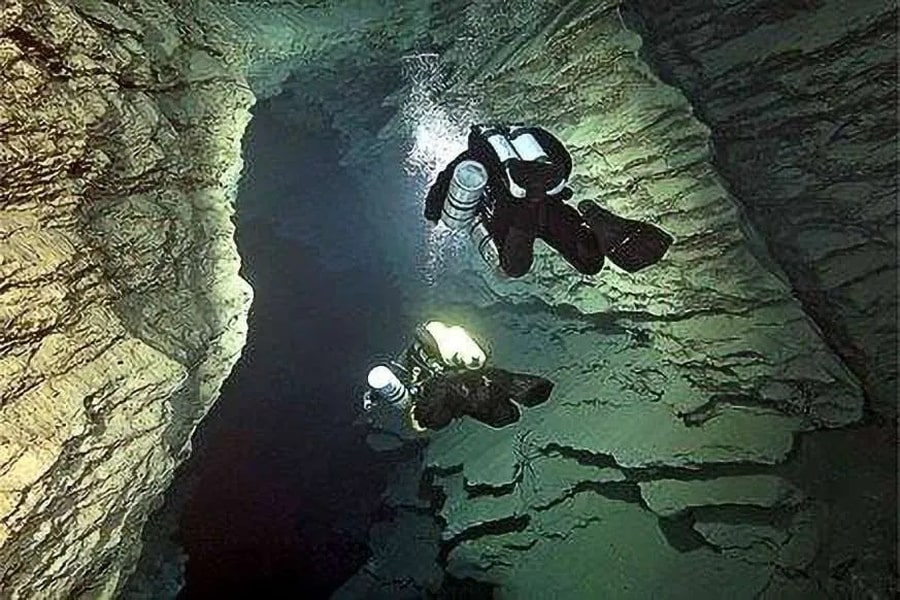 Hồ ở hang “Hơi Thở Của Rồng” – Namibia: Hang “Hơi Thở Của Rồng”, nằm ở Vùng Otjozondjupa của Namibia, là nơi có hồ nước ngầm không nằm dưới băng lớn nhất trên toàn thế giới. Độ sâu thực tế của hồ chưa được xác định, chỉ mới được ước lượng ít nhất là 131m. Hồ được phát hiện vào năm 1986 khi một nhóm nhà thám hiểm phát hiện một làn gió ẩm thoát ra từ một cái lỗ trong hang động. Đó cũng là nguồn gốc cho tên gọi “Hơi Thở Của Rồng”.