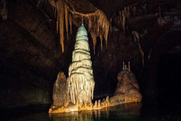Hồ nước tại hang động Krizna &ndash; Slovenia: Hang động Krizna chứa 22 hồ nước, s&acirc;u đến gần 8m. Trong hang c&ograve;n c&oacute; một động nước. Tuy vậy, phần động n&agrave;y cũng &ldquo;biến đổi&rdquo;, biến mất ho&agrave;n to&agrave;n v&agrave;o m&ugrave;a nước d&acirc;ng cao rồi xuất hiện trở lại sau đ&oacute;.