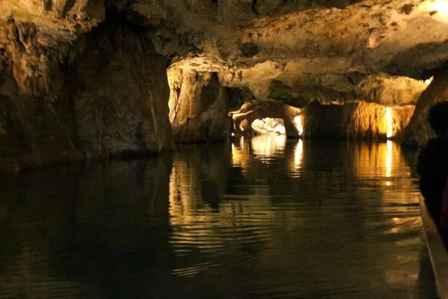 Hồ St. Leonard - Thụy Sĩ: Với chiều dài khoảng 305m và chiều rộng 20m, St. Leonard là hồ nước dưới lòng đất lớn nhất tại châu Âu.