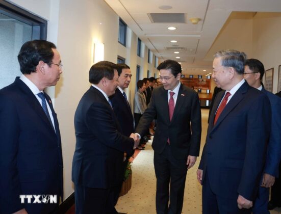Tổng B&iacute; thư T&ocirc; L&acirc;m giới thiệu với Thủ tướng Singapore Lawrence Wong c&aacute;c th&agrave;nh vi&ecirc;n đo&agrave;n Việt Nam.