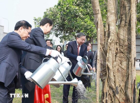 Tổng B&iacute; thư T&ocirc; L&acirc;m v&agrave; c&aacute;c đại biểu trồng c&acirc;y lưu niệm. (Ảnh: Thống Nhất/TTXVN)