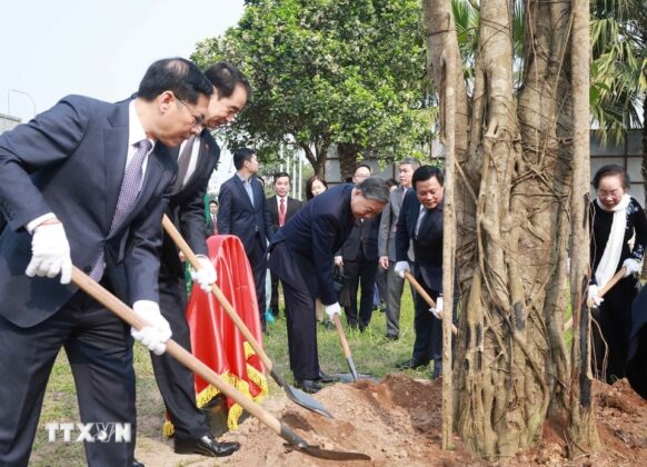 Tổng B&iacute; thư T&ocirc; L&acirc;m v&agrave; c&aacute;c đại biểu trồng c&acirc;y lưu niệm. (Ảnh: Thống Nhất/TTXVN)