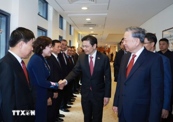 Tổng B&iacute; thư T&ocirc; L&acirc;m giới thiệu với Thủ tướng Singapore Lawrence Wong c&aacute;c th&agrave;nh vi&ecirc;n đo&agrave;n Việt Nam.