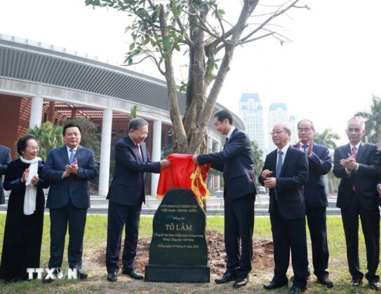 Tổng B&iacute; thư T&ocirc; L&acirc;m v&agrave; c&aacute;c đại biểu trồng c&acirc;y lưu niệm tại Cung Hữu nghị Việt-Trung (H&agrave; Nội). (Ảnh: Thống Nhất/TTXVN)