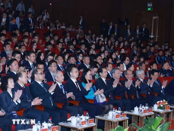 Tổng B&iacute; thư T&ocirc; L&acirc;m v&agrave; c&aacute;c đại biểu dự chương tr&igrave;nh Gặp gỡ lưu học sinh, sinh vi&ecirc;n Việt Nam-Trung Quốc c&aacute;c thời kỳ. (Ảnh: Thống Nhất/TTXVN)