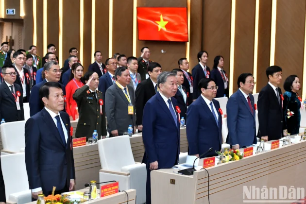 Tổng B&iacute; thư T&ocirc; L&acirc;m, Thủ tướng Phạm Minh Ch&iacute;nh v&agrave; c&aacute;c đại biểu thực hiện nghi thức ch&agrave;o cờ.