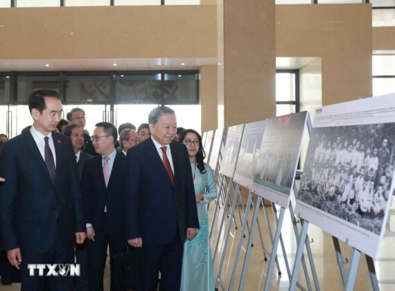 Tổng B&iacute; thư T&ocirc; L&acirc;m xem trưng b&agrave;y ảnh về th&agrave;nh tựu 75 năm quan hệ Việt-Trung, do TTXVN thực hiện. (Ảnh: Thống Nhất/TTXVN)