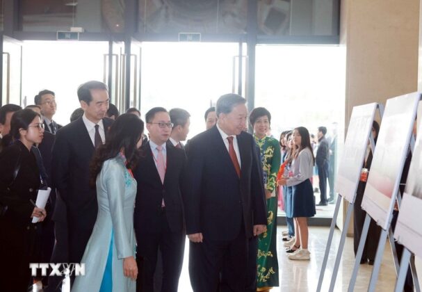 Tổng B&iacute; thư T&ocirc; L&acirc;m xem trưng b&agrave;y ảnh về th&agrave;nh tựu 75 năm quan hệ Việt-Trung, do TTXVN thực hiện. (Ảnh: Thống Nhất/TTXVN)