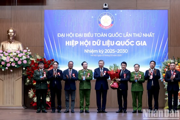 Tổng B&iacute; thư T&ocirc; L&acirc;m tặng hoa ch&uacute;c mừng Ban Thường vụ Hiệp hội Dữ liệu quốc gia nhiệm kỳ 2025-2030.