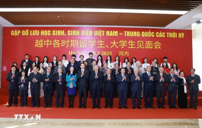 Tổng B&iacute; thư T&ocirc; L&acirc;m v&agrave; c&aacute;c đại biểu dự chương tr&igrave;nh Gặp gỡ lưu học sinh, sinh vi&ecirc;n Việt Nam-Trung Quốc c&aacute;c thời kỳ. (Ảnh: Thống Nhất/TTXVN)