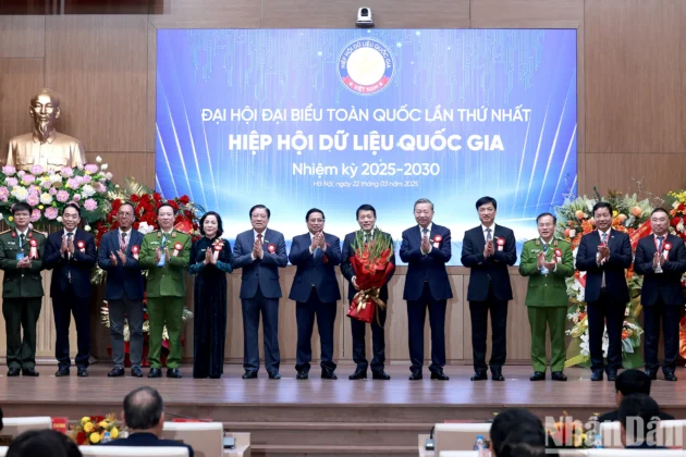 Tổng B&iacute; thư T&ocirc; L&acirc;m v&agrave; Thủ tướng Phạm Minh Ch&iacute;nh v&agrave; c&aacute;c đồng ch&iacute; l&atilde;nh đạo Đảng, Nh&agrave; nước ch&uacute;c mừng Ban Thường vụ Hiệp hội Dữ liệu quốc gia nhiệm kỳ 2025-2030.
