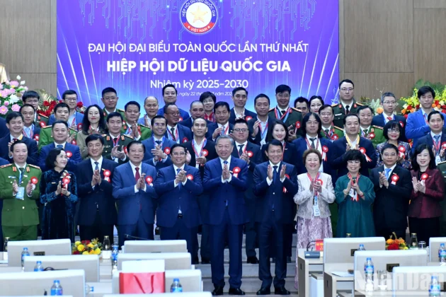 Tổng B&iacute; thư T&ocirc; L&acirc;m, Thủ tướng Phạm Minh Ch&iacute;nh v&agrave; c&aacute;c đại biểu.