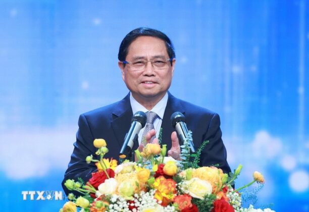 Thủ tướng Phạm Minh Ch&iacute;nh tuy&ecirc;n dương c&aacute;c Gương mặt trẻ Việt Nam ti&ecirc;u biểu v&agrave; Gương mặt trẻ Việt Nam triển vọng năm 2024. (Ảnh: Dương Giang/TTXVN)