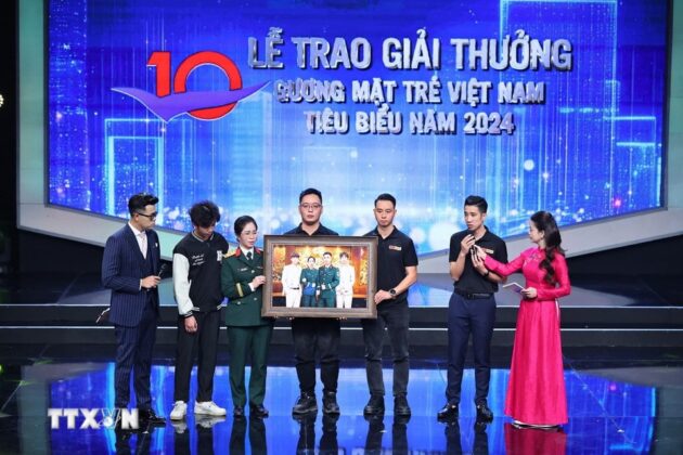 Nh&oacute;m Skyline trao tặng bức ảnh cho gia đ&igrave;nh th&acirc;n nh&acirc;n liệt sỹ l&agrave; di nguyện cuối c&ugrave;ng của Liệt sỹ Tăng B&aacute; Hưng. (Ảnh: Minh Đức/TTXVN)