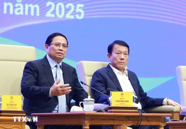 Thủ tướng Phạm Minh Ch&iacute;nh đối thoại với thanh ni&ecirc;n.