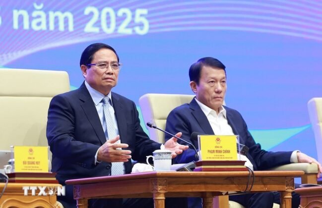 Thủ tướng Phạm Minh Ch&iacute;nh đối thoại với thanh ni&ecirc;n.