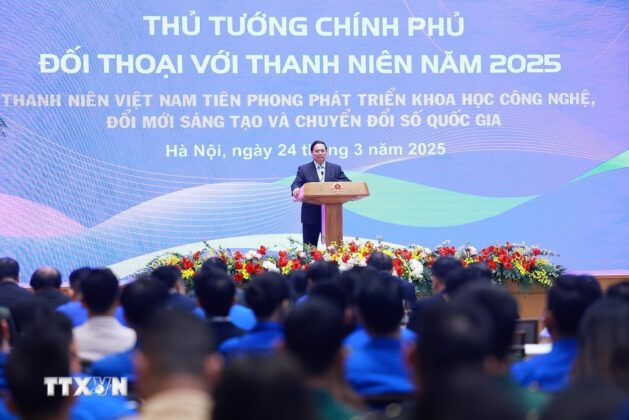 Thủ tướng Phạm Minh Ch&iacute;nh ph&aacute;t biểu tại cuộc đối thoại với thanh ni&ecirc;n Việt Nam năm 2025.