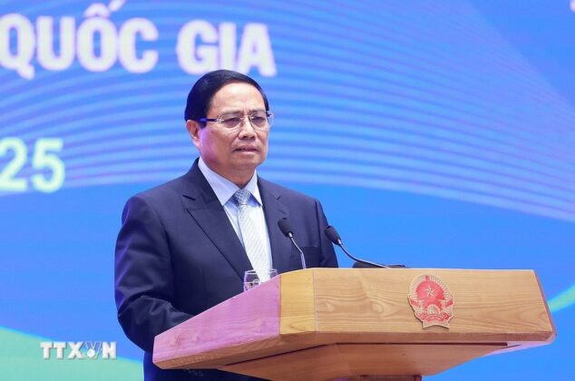 Thủ tướng Phạm Minh Ch&iacute;nh ph&aacute;t biểu tại cuộc đối thoại với thanh ni&ecirc;n Việt Nam năm 2025.