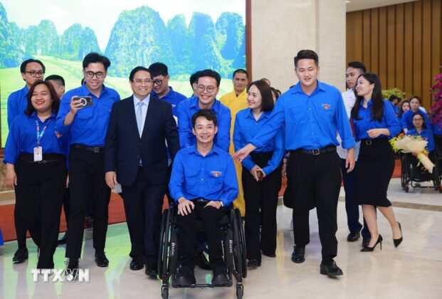 Thủ tướng Phạm Minh Ch&iacute;nh với thanh ni&ecirc;n.