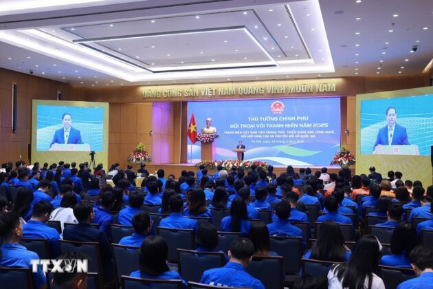 Thủ tướng Phạm Minh Ch&iacute;nh ph&aacute;t biểu tại cuộc đối thoại với thanh ni&ecirc;n Việt Nam năm 2025.